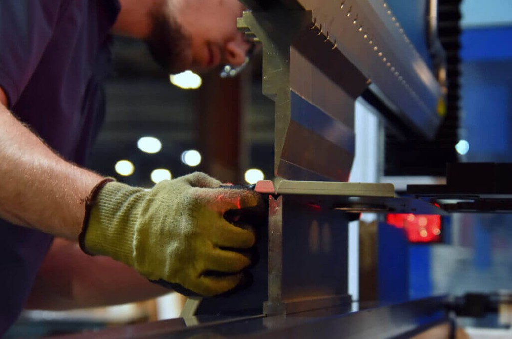 CNC折彎入門:精密零件制造指南